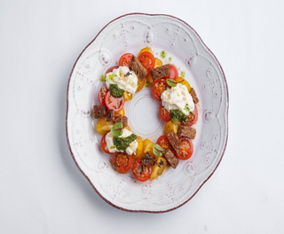 Французский салат с томатами и страчателлой