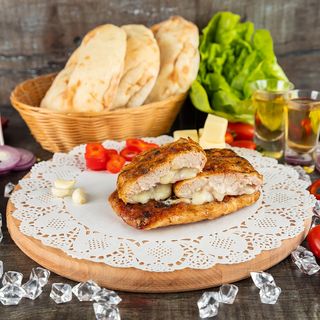 Punjeno pileće belo meso u maramici - porcija