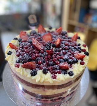 კენკრის ტორტი (20 ნაჭერი) 23 დიამეტრი 8 სიმაღლე