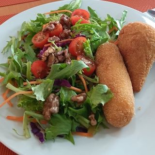 Dois Salgados  com salada