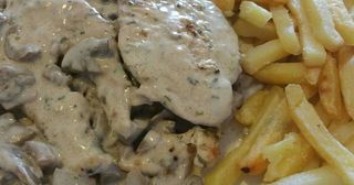 Raxo De Pollo Con Salsa De Champiñones Y Patatas