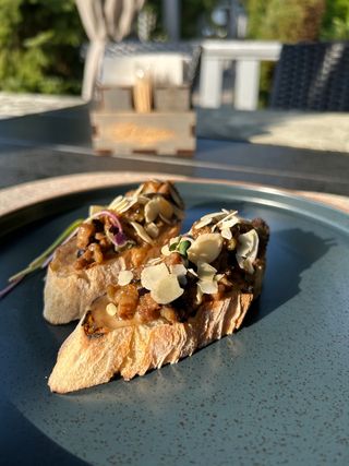 Брускети з качиною грудкою (120г)