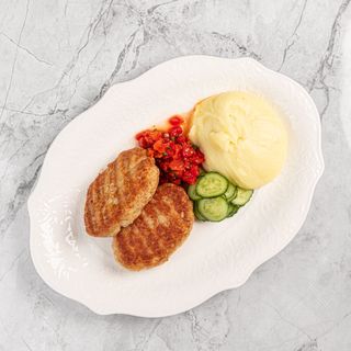 Котлеты из индейки с сальсой из печеных овощей 