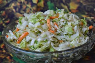 Surówka z białej kapusty