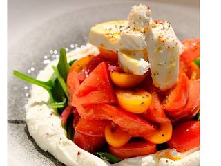 Томати з овечою бринзою (270g)