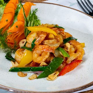 Creveti prajit in wok cu usturoi