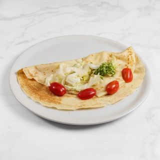 Crêpes vegetariana con pomodoro, mozzarella, insalata e origano