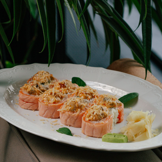 Рол з вугром cпайсі та запеченим лососем(330г)