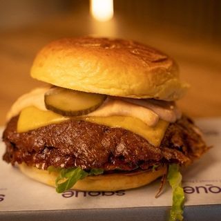 La clásica cheese burger doble