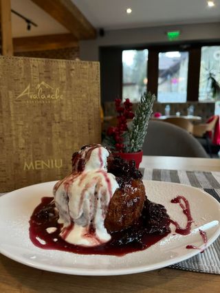 Papanasi cu smantana si dulceata