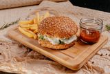 Burger cu creveți tigru, rucola și sos de busuioc
