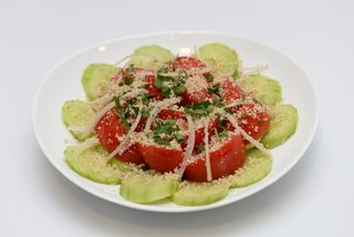 კიტრი-პომიდორი  ნიგვზით