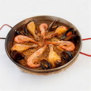 Paella de pollo y gambas