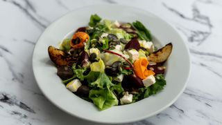 Sałatka z fetą i buraczkami