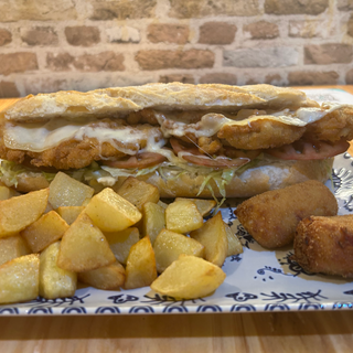 Menú Bocadillo De Pollo Completo + patatas + croquetas + bebida 