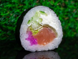 Futomaki z łososiem 6 szt.