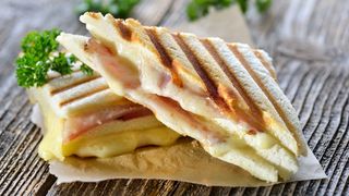 Bikini con queso y jamón dulce 