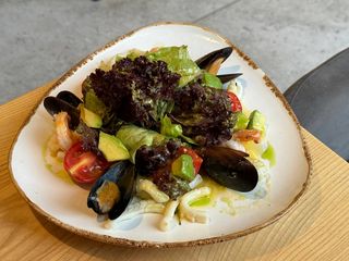 Салат з морепродуктами і манговим соусом (350г)