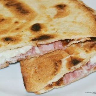 Piadina con mozzarella, prosciutto cotto e brie