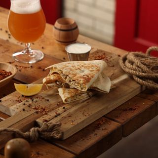 კესადია საქონლის და ქათმის ხორცით