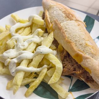 Bocadillo + Papas + Refresco (Lomo-Pollo-Bacon-Ternera)