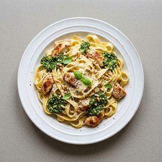 Tagliatelle z kurczakiem i z sosem serowym i pesto