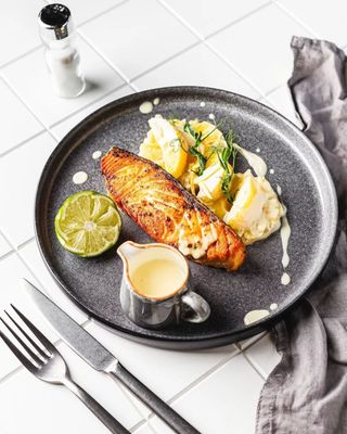 Дорадо с молодым картофелем 