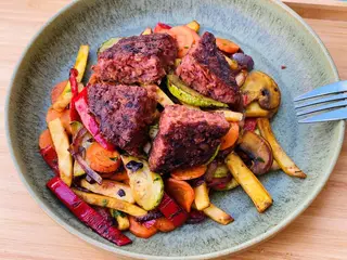 Beyond Meat cu legume la tigaie  - vegan