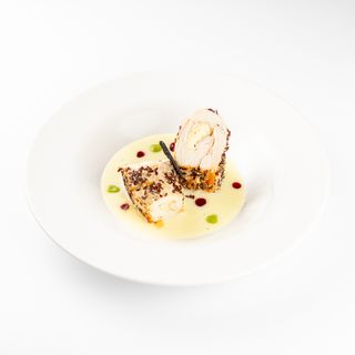 Pileća rolica punjena sirom u omotaču od sjemenki na kremi od vrhnja