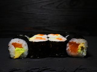 Макі рол з лососем та авокадо (110г)