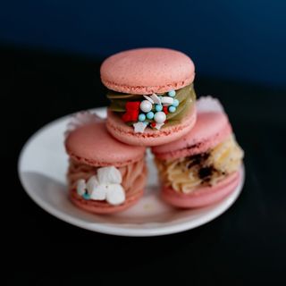 Макарон фісташка вишня