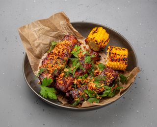 Coaste de porc afumate cu porumb la gril