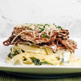 Тальята с тальятелле в шпинатном соусе