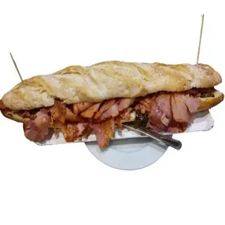bocadillo de salmón con queso viejo de oveja y anchoas con aceite de perejil normal