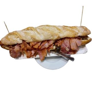 bocadillo de salmón con queso viejo de oveja y anchoas con aceite de perejil normal