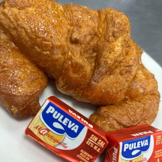 Croissant con Mantequilla