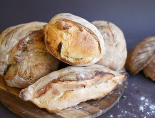 ბუნებრივ საფუარზე დამზადებული პურის კალათა