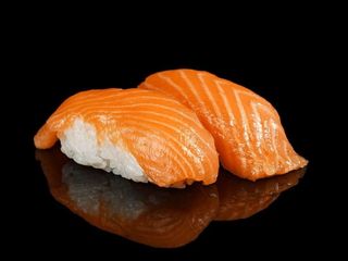 Nigiri z łososiem (2 szt,)