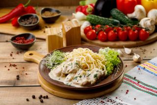 File de pui în sos alb cu spaghete