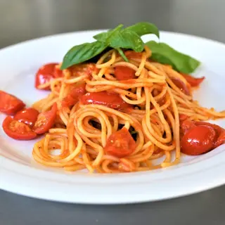 Spaghetti con pomodorini freschi