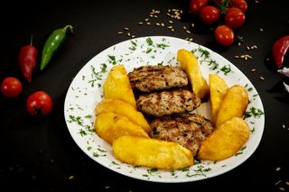 Кюфтета от свинско мляно месо с тройно сготвени картофи и едросмляна лютеница (450г)