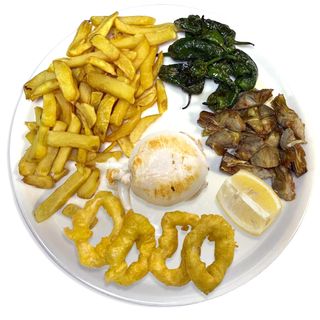 Combinado de sepia con calamares a la romana