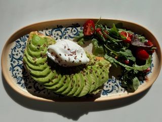 Авокадо-тост з яйцем пашот (240г)