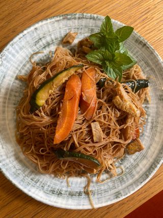 Spaghetti di riso con soia verdure e uovo