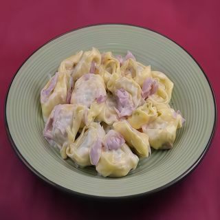 TORTELLINI CON PROSCIUTTO E PANNA