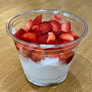 Цедено кисело мляко с овесени ядки и пресни ягоди 190гр.