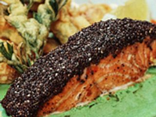 Salmón con chía y verduras fritas