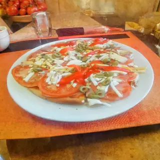 Pizza media masa grande napolitana con jamón