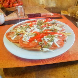 Pizza media masa grande napolitana con jamón