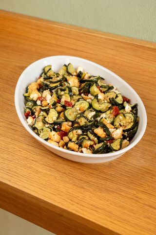 Insalata di ceci, feta e zucchine